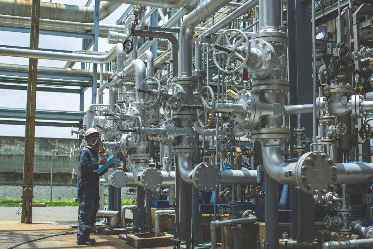 male-worker-inspection-visual-pipeline-valve-tube-steam-gas-pipeline